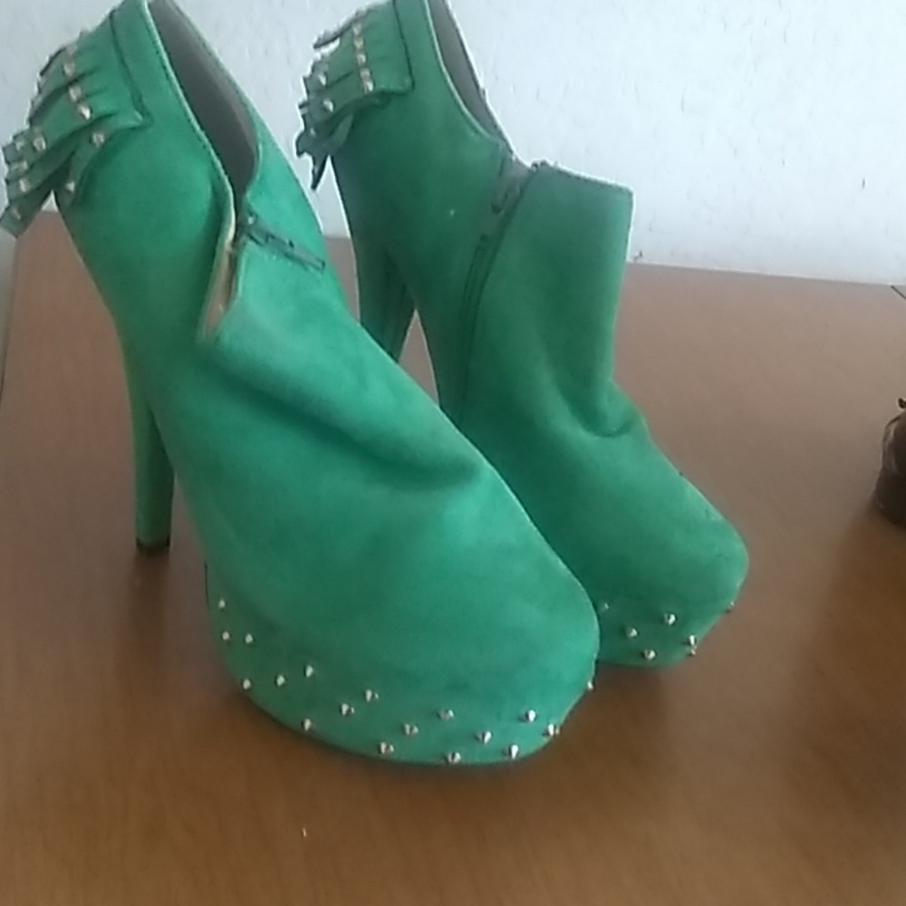 Heels - Picture 2 of 3